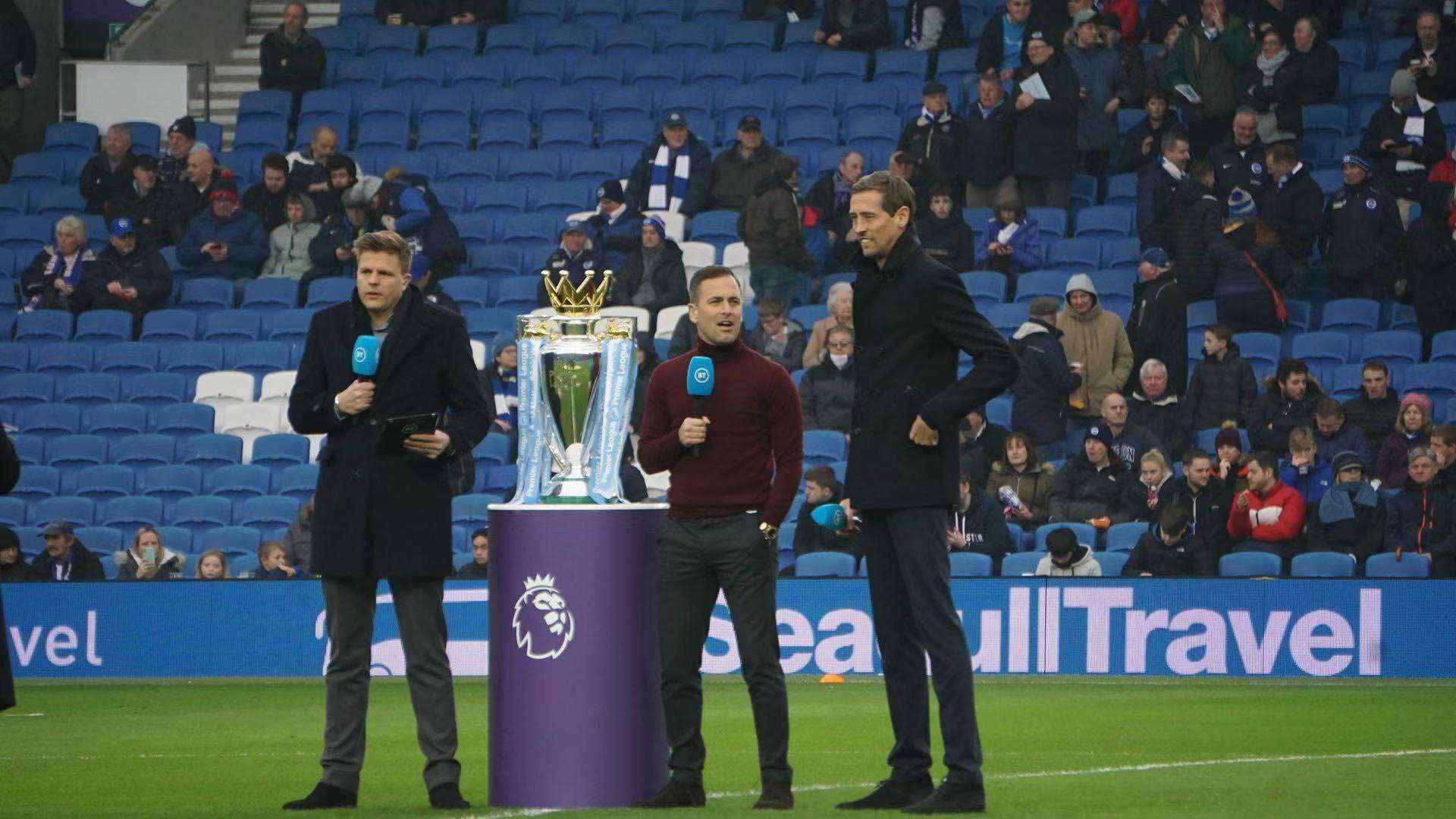 将一个年轻 将一个年轻